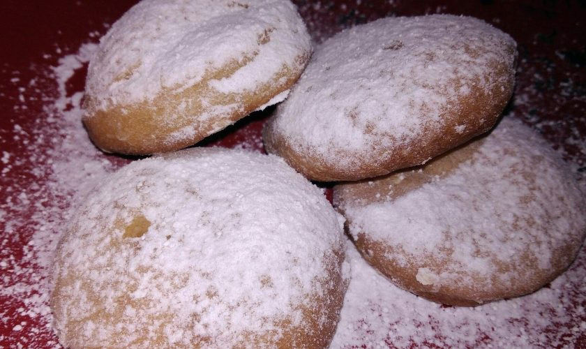 1. Этап. Простое печенье на кефире: 6. Дайте печенью остыть, посыпьте сахарной пудрой и подавайте к столу!