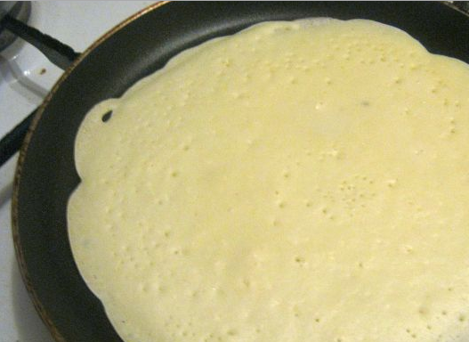 1. Этап. Блины быстро и вкусно: 3. Хорошо прогреваем сковороду, обжариваем каждый блин с двух сторон.