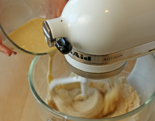 1. Этап. Торт Осенний: 3. Для теста смешаем в том же миксере или блендере сначала яйца с сахаром (до пышной пены), потом добавим муку, сливочное масло, корицу, разрыхлитель, молоко и джем. Тесто должно получиться, как сметана.