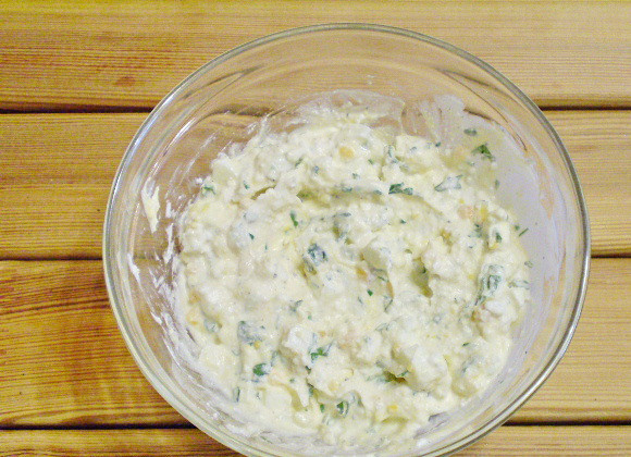 1. Этап. Салат из творога с зеленью: 6. Перемешиваем, салат готов. Украшаем и подаем к столу охлажденным.