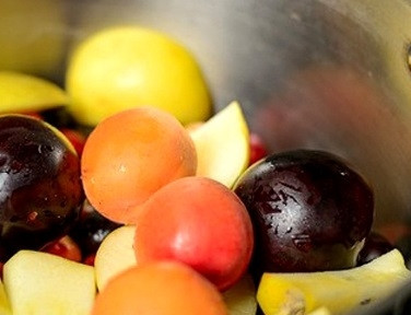 1. Этап. Компот из свежих фруктов: 2. Вымойте яблоки и нарежьте. Абрикосы и сливы придадут компоту особый аромат. Их можно выложить целиком. Или же можно порезать их на половинки и достать косточки.