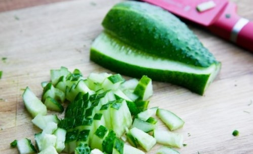 1. Этап. Салат с креветками и огурцами: Огурцы порезать на кусочки.