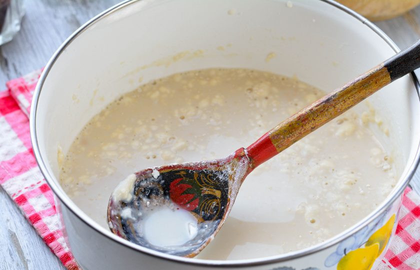 1. Этап. Кулич с коньяком: Размешайте опару и оставьте под полотенцем на 15-20 минут, чтобы она стала пышной.