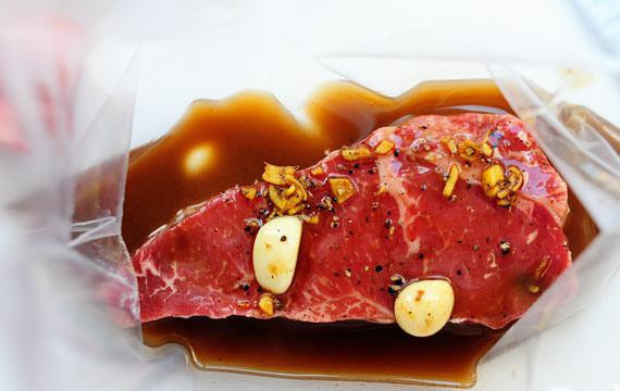 1. Этап. Салат со стейком: 1. Чтобы приготовить маринад, смешать все ингредиенты в миске с крышкой. Энергично встряхнуть и добавить дополнительные приправы по вкусу. Поместить стейк в полиэтиленовый мешок с застежкой-молнией. Влить половину маринада и закрыть. Охладить и мариновать в течение не менее двух часов.