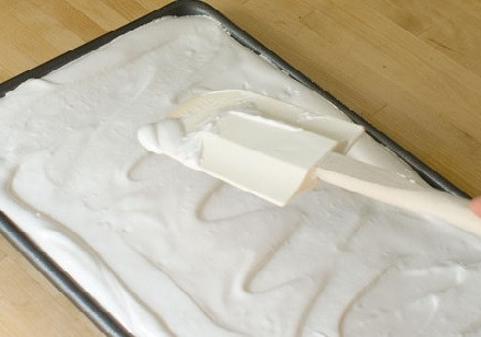 1. Этап. Домашние низкоуглеводные маршмеллоус: Разравниваем в слой толщиной 2-3 см. Отправляем в холодильник часа на 3 застывать.