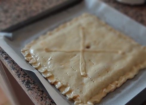 1. Этап. Слоеный пирог с тунцом: По центру или даже в нескольких местах сделаем в пироге дырочки, чтобы через них выходил пар. Наколем вилкой. Пирог можно украсить полосками теста. Смазываем взбитым яйцом.