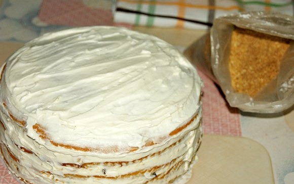 1. Этап. Торт Арлекин: 13. Когда торт собран, его нужно хорошо обмазать кремом.