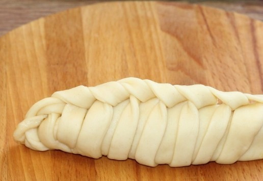 1. Этап. Плетеные булочки на молоке с начинкой: 17. Получилась вот такая фигурная заготовка.