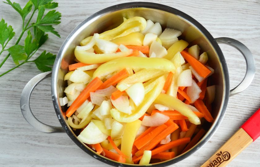 1. Этап. Закуска из перца и моркови на зиму: В кастрюлю с толстым дном выложите перчик, морковь и лук.