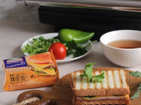 1. Этап. Просто сэндвич: Подавать желательно сразу горячим, хрустящим, с нежным расплавившимся сливочным сыром чизбургер Hochland.