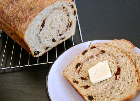 1. Этап. Хлеб с изюмом и корицей: 11. Остывший хлеб нарежьте кусочками и подавайте со сливочным маслом.