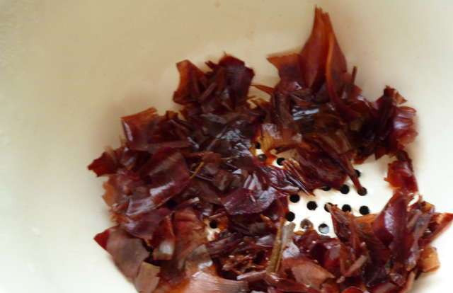 1. Этап. Копченая рыба в домашних условиях: 3. Теперь возьмем луковую шелуху и зальем ее литром воды. Ставим на огонь и доводим до кипения. Варим 5 минут на слабом огне, после чего сливаем отвар в отдельную емкость, а шелуху оставляем в дуршлаге.