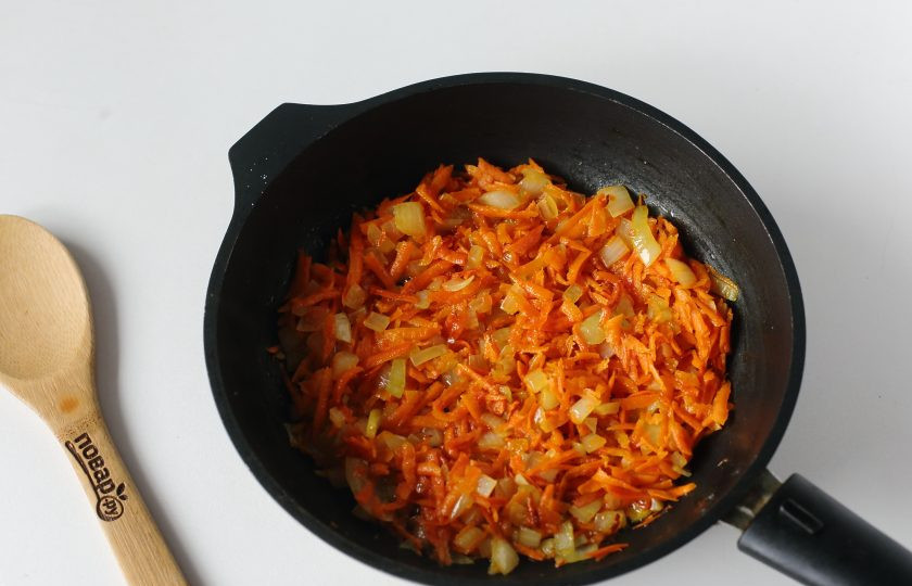 1. Этап. Курица на рисовой подушке: Обжарьте овощи помешивая до мягкости.