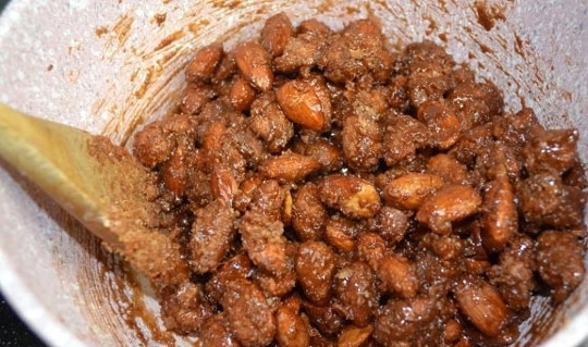 1. Этап. Жареный миндаль: Готовьте миндаль, пока он не покроется сахарной корочкой.