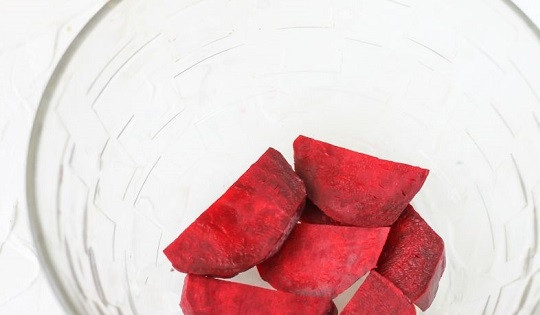 1. Этап. Пелюстка: 2. А тем временем очистите свеклу, нарежьте тонкими кольцами.