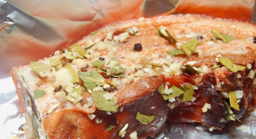 1. Этап. Засолка сала с луковой шелухой: Холодное сало выложите в фольгу. Сделайте на нём надрезы и оботрите специями.