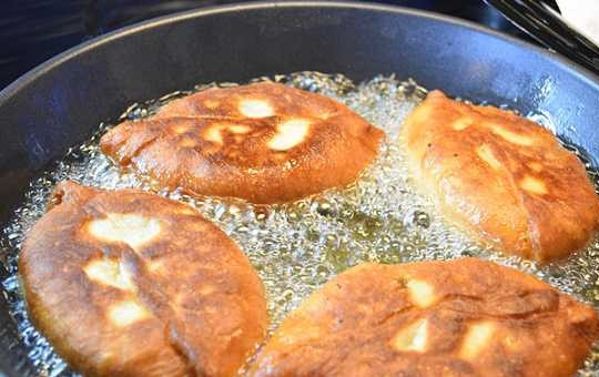 1. Этап. Пирожки, тающие во рту: 16. Когда подрумянятся, переверните и жарьте со второй стороны до аппетитной корочки. После выложите пирожки на бумажное полотенце, чтобы убрать излишки масла.