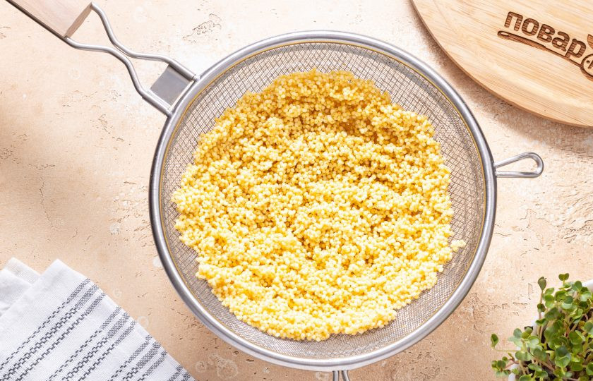 1. Этап. Хлебцы без глютена из пшена: После слейте воду, а крупу тщательно промойте. Откиньте на сито и дайте стечь лишней жидкости.