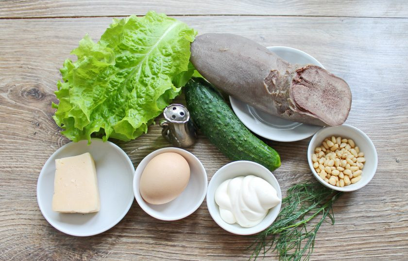 1. Этап. Салат с языком и кедровыми орешками: Подготовьте все необходимые ингредиенты для приготовления салата с языком и кедровыми орешками. Яйцо сварите и остудите, овощи и зелень вымойте и обсушите.