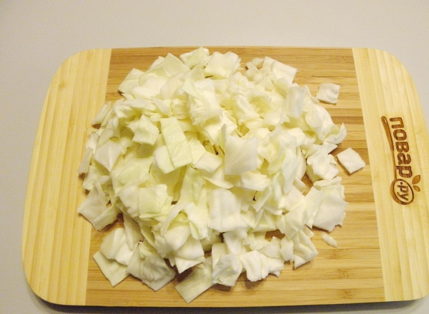 1. Этап. Овощное рагу в мультиварке: Нашинкуйте тонко капусту (или порежьте ее кубиками, как остальные овощи).