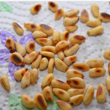 1. Этап. Салат из шпината, изюма и кедровых орешков: Аналогичную процедуру проделываем с нашими кедровыми орешками - слегка обжариваем и выкладываем на салфетку.