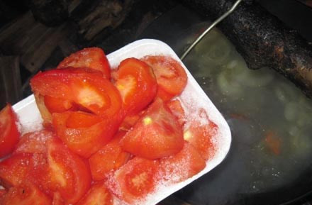 1. Этап. Шурпа из лосятины: Через 30 минут добавляем в казан помидоры, порезанные четвертинками и очищенные от кожицы.