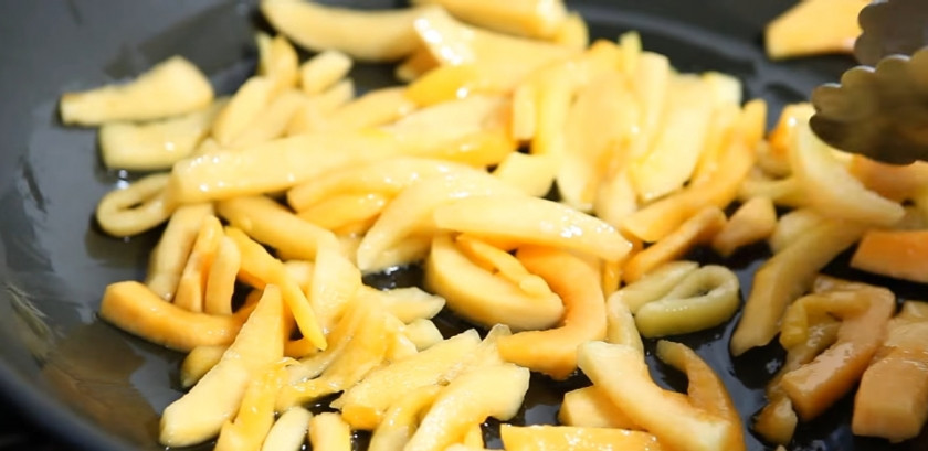 1. Этап. Салат из тыквы по-корейски: 3. Слегка обжарьте её порциями в небольшом количестве растительного масла.