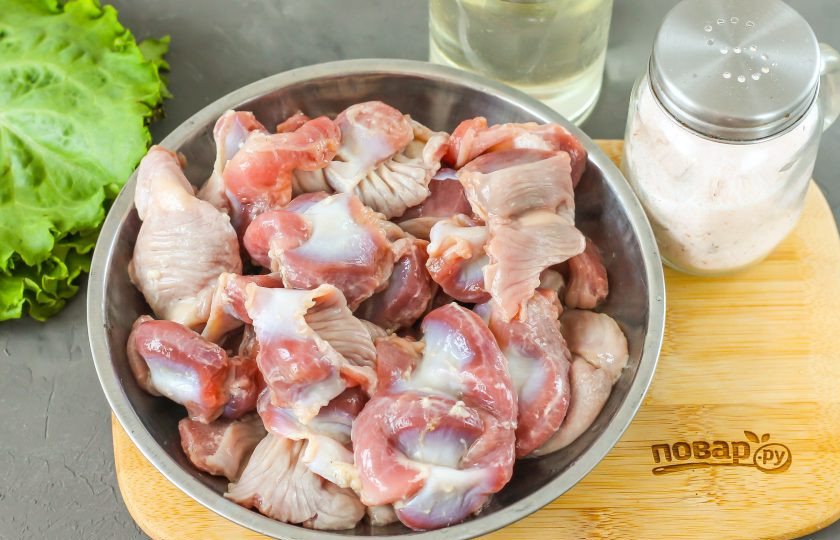 1. Этап. Блины с куриными желудками: Куриные желудки тщательно промойте в воде, удалите с них жир — зачастую он очень грязный. Еще раз промойте.