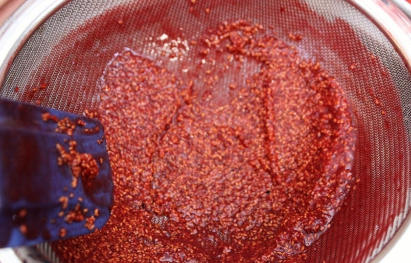 1. Этап. Рулет бисквитный с ягодами: 3. Косточки выбросите.