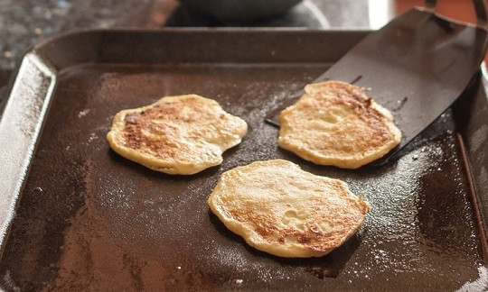 1. Этап. Оладьи из 2 ингредиентов: 7. И жарьте с двух сторон до румяности. Перед подачей можно дополнить оладьи сиропом, медом или сметаной.