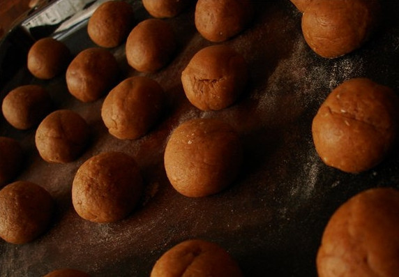 1. Этап. Пряники по ГОСТу: 7. Выложите прянички на противень и отправьте на 8 минут в разогретую до 220 градусов духовку.