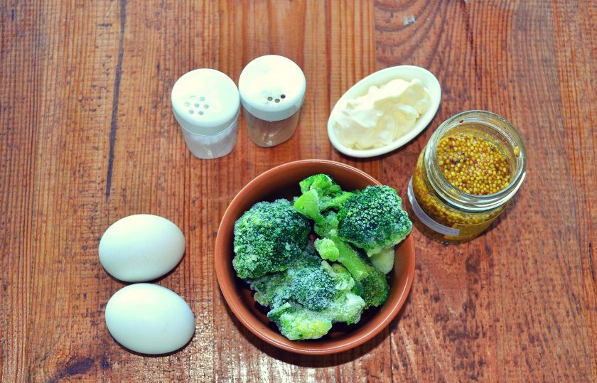 1. Этап. Салат с брокколи и яйцом: Подготовьте ингредиенты. Брокколи я использую замороженный.