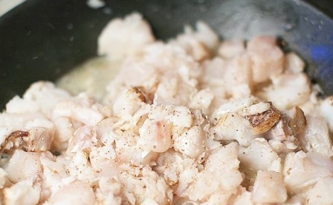 1. Этап. Пирог с кислой капустой: Помойте и обсушите треску. Далее порежьте её на кубики. Поджарьте её на другой сковороде со сливочным маслом (в течение трёх минут). Потом поперчите и совсем немного добавьте соли, после чего перемешайте рыбу с капустой.