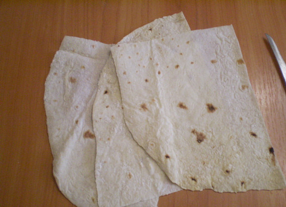 1. Этап. Жареный лаваш с начинкой: Каждый лист лаваша порежьте на 4 части.