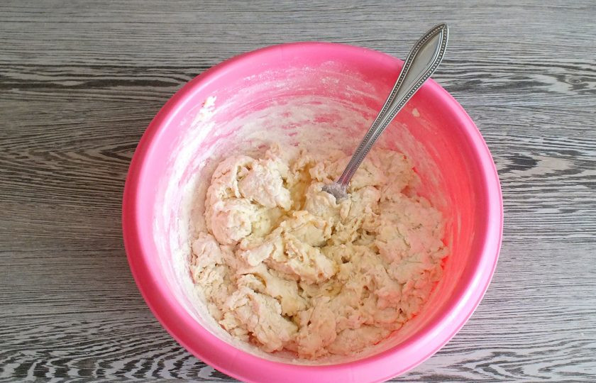 1. Этап. Пельмени из судака: Начните замес вилкой. Как только тесто начнет собираться в комочки, месите руками.