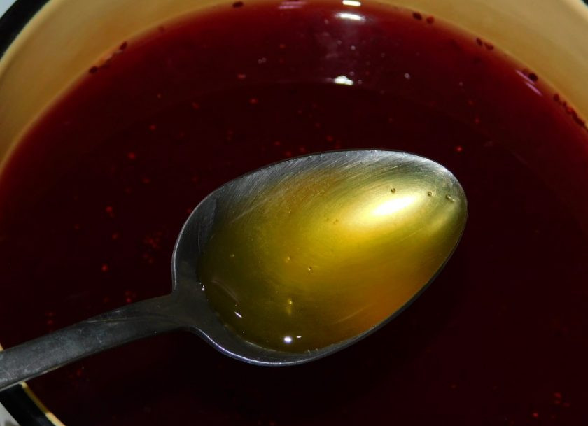 1. Этап. Противовирусный имбирный напиток с клюквой: Затем процедите, добавьте в горячий напиток мед и перемешайте, чтобы он растворился.