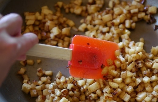 1. Этап. Корзинки с яблочной начинкой: 2. Добавьте сахар, корицу и мускатный орех. Перемешайте и томите минут 8-10 до мягкости. Снимите с огня, остудите.