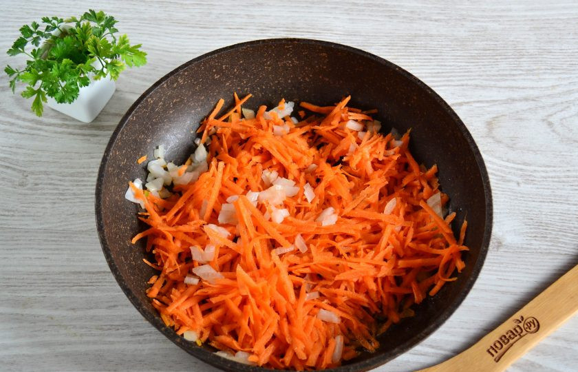 1. Этап. Ленивые пельмени на сковороде: Обжарьте овощи в растительном масле в течение нескольких минут до мягкости. Снимите с огня.