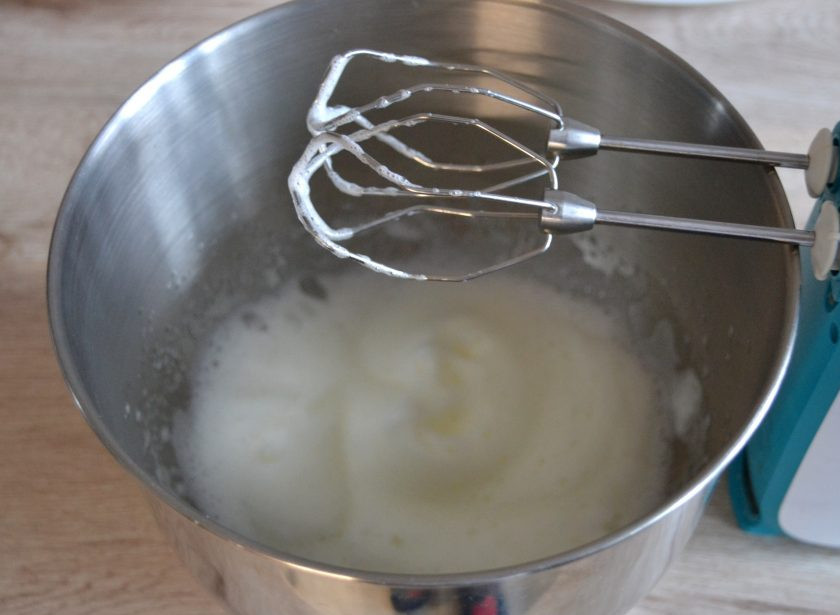 1. Этап. Корзиночки с белковым кремом по ГОСТу: В это время взбейте яичные белки с щепоткой соли до мягких пиков.