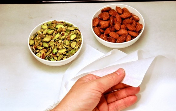 1. Этап. Нуга: 2. Орешки выложите на противень или на сковороду, подсушите их немного. Подготовьте пергамент, смазав его растительным маслом без запаха, выложите его в форму.