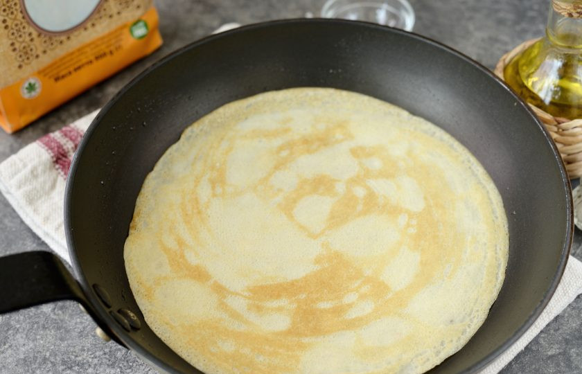 1. Этап. Блины без пшеничной муки: Спустя время смажьте разогретую сковороду растительным маслом, выливайте на нее по неполному половнику теста и выпекайте блины секунд по 30 с каждой стороны. По первому блинчику станет понятно, нужно ли добавлять крахмал. Если перевернуть блин очень сложно и он рвется, тогда добавьте 2 столовые ложки кукурузного крахмала. Мне в этот раз он не понадобился. Перед каждым блином тесто нужно перемешивать половником.