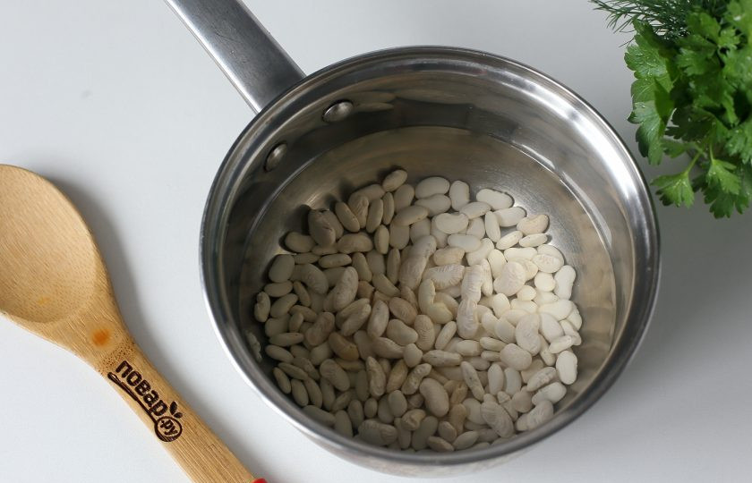1. Этап. Суп с гречкой и фасолью: В это же время, отдельно, поставьте вариться фасоль. Это поможет нам сократить общее время приготовления супа.
