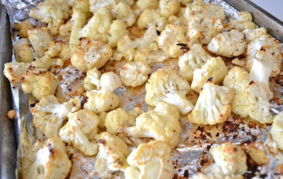 1. Этап. Цветная капуста с чесноком и сыром: Выпекать в духовке в течение 45 минут,переворачивать каждые 15 минут. В последние 15 минут посыпать оставшимся пармезан.