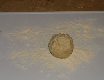 1. Этап. Свиха: Тесто подошло. Делим его на небольшие шарики.