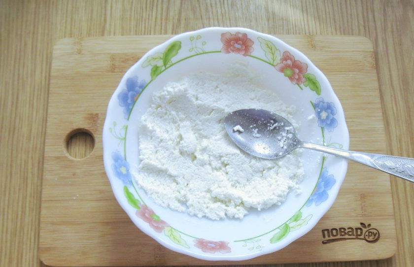 1. Этап. Сочники с вишней: Добавьте сахар и ванильный сахар, тщательно перемешайте.