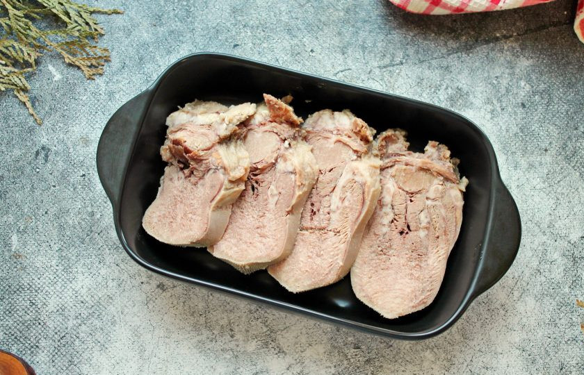 1. Этап. Язык по-кавказски: Порежьте язык поперек на толстые кусочки. Выложите говяжий язык в высокую форму для запекания.