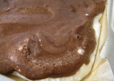 1. Этап. Шоколадный рулет с бананом: Выпекать будем в прямоугольной форме размером 26 на 36 см. Застилаем форму пергаментом и выкладываем творожную массу. Разравниваем и сверху выливаем шоколадное тесто.