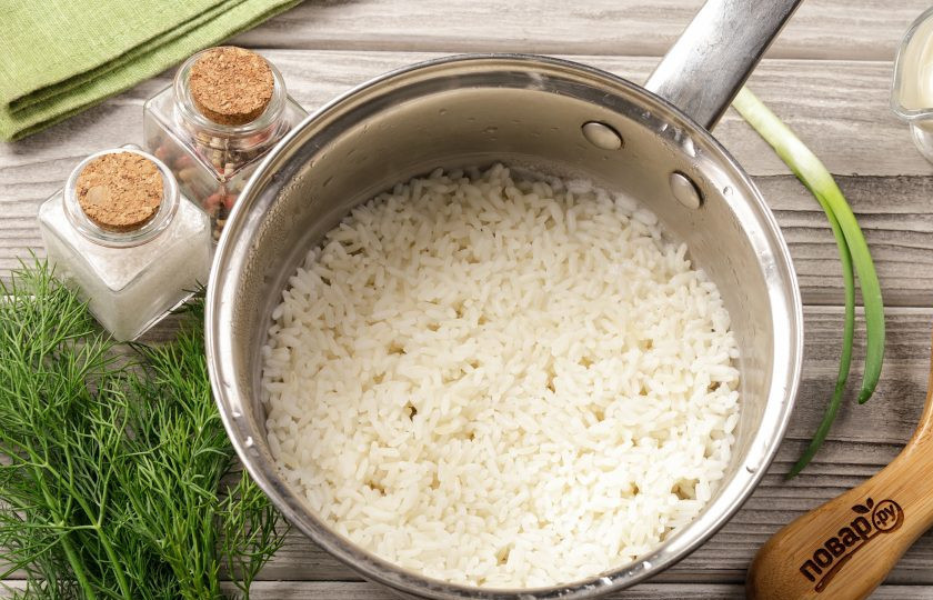 1. Этап. Салат с рисом, яйцом и майонезом: Рис промойте, залейте водой и поставьте на средний огонь. Когда вода закипит, добавьте щепотку соли, убавьте огонь до небольшого и варите около 20 минут. Рис не должен развариться, но должен стать мягким. Когда это произойдет, воду слейте, рис откиньте на дуршлаг и дайте полностью остыть.