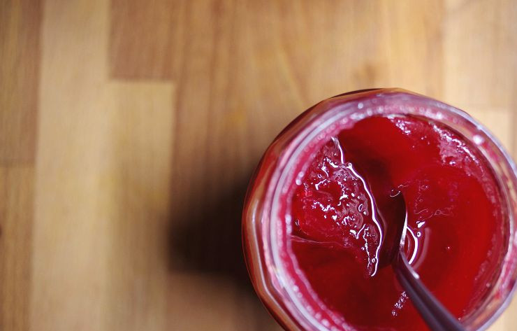 1. Этап. Говядина в смородиновом маринаде: Положить джем.