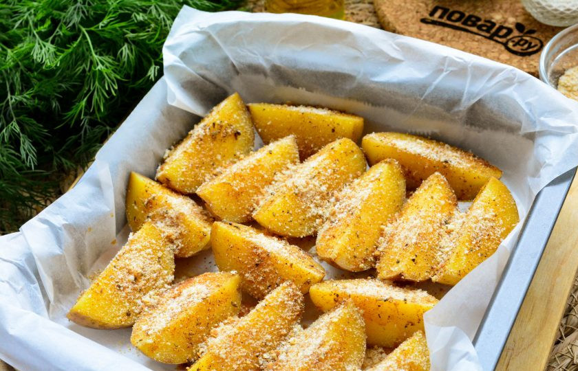 1. Этап. Картофель по-крестьянски: Весь картофель присыпьте панировочными сухарями, чтобы потом образовалась хрустящая корочка. Блюдо отправьте в разогретую духовку.